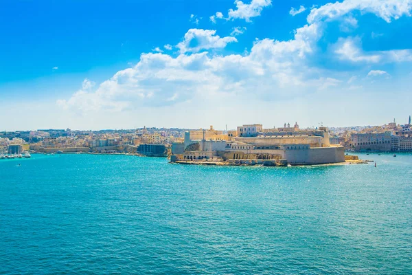 Пейзаж со старым Форт-Сент-Анджело, Биргу, Мальта — стоковое фото