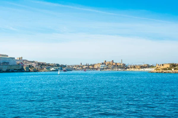 Paisagem do passeio da cidade de Tashbiesh e marina em Lazzare — Fotografia de Stock