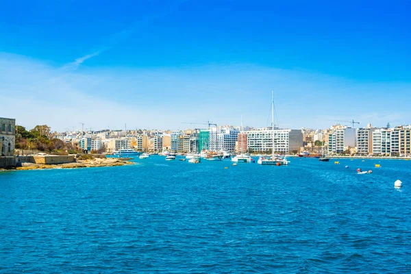 Sliema 'daki gezinti alanı ve marina manzarası