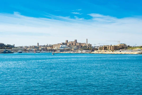 Landskap i Tashbiesh by promenade og marina i Lazzare – stockfoto