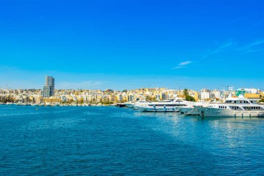 Sliema 'daki gezinti alanı ve marina manzarası