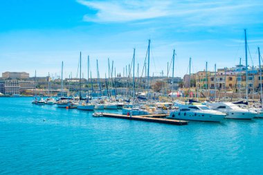 Eski Valletta manzarası eski binalar ve Grand Harbour