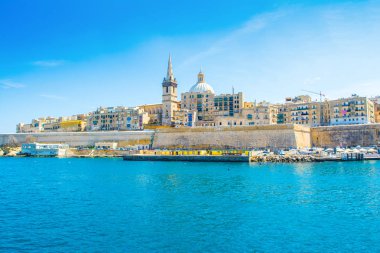 Eski Valletta manzarası eski binalar ve Grand Harbour