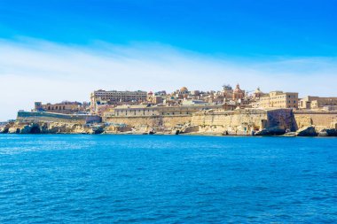Eski Valletta manzarası eski binalar ve Grand Harbour