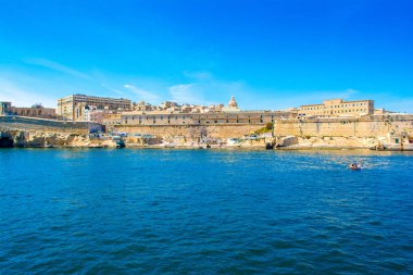 Eski Valletta manzarası eski binalar ve Grand Harbour