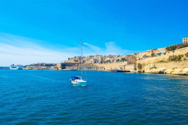 Eski Valletta manzarası eski binalar ve Grand Harbour