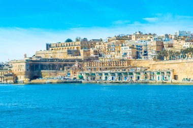 Eski Valletta manzarası eski binalar ve Grand Harbour