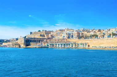 Eski Valletta manzarası eski binalar ve Grand Harbour