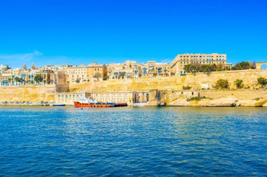 Eski Valletta manzarası eski binalar ve Grand Harbour