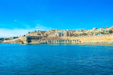 Eski Valletta manzarası eski binalar ve Grand Harbour