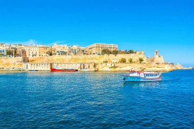 Eski Valletta manzarası eski binalar ve Grand Harbour