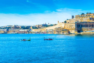 Eski Valletta manzarası eski binalar ve Grand Harbour