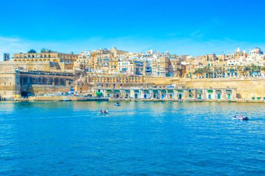 Eski Valletta manzarası eski binalar ve Grand Harbour