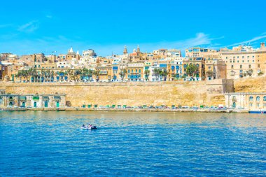 Eski Valletta manzarası eski binalar ve Grand Harbour