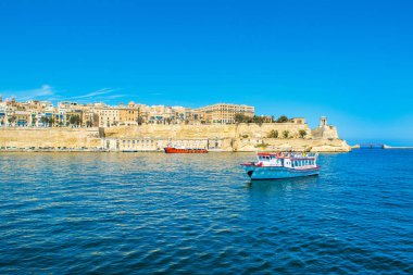 Eski Valletta manzarası eski binalar ve Grand Harbour