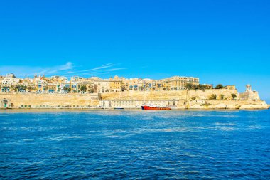 Eski Valletta manzarası eski binalar ve Grand Harbour