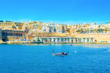 Eski Valletta manzarası eski binalar ve Grand Harbour