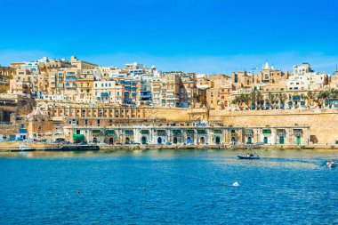 Eski Valletta manzarası eski binalar ve Grand Harbour