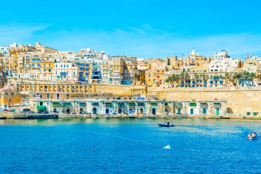 Eski Valletta manzarası eski binalar ve Grand Harbour