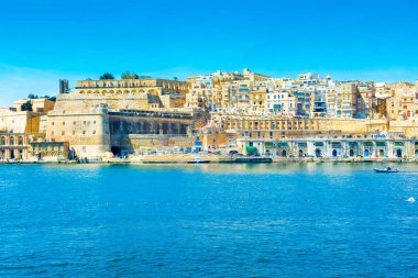Eski Valletta manzarası eski binalar ve Grand Harbour