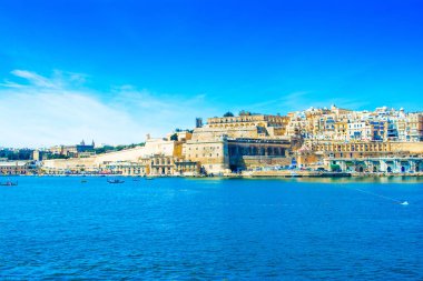 Eski Valletta manzarası eski binalar ve Grand Harbour