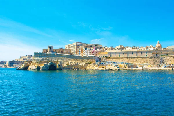 Eski Valletta manzarası eski binalar ve Grand Harbour