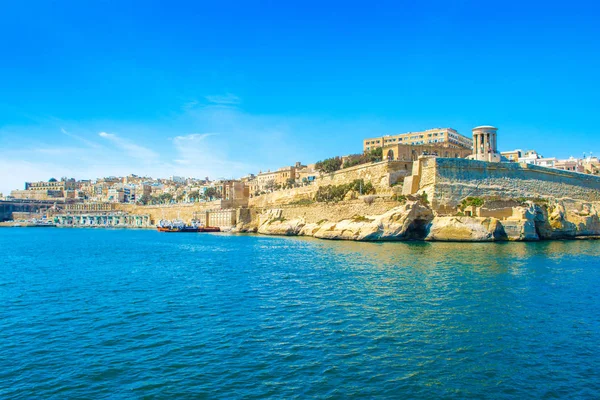 Eski Valletta manzarası eski binalar ve Grand Harbour