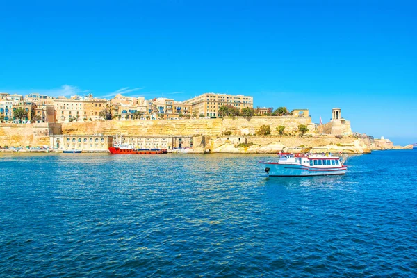 Eski Valletta manzarası eski binalar ve Grand Harbour