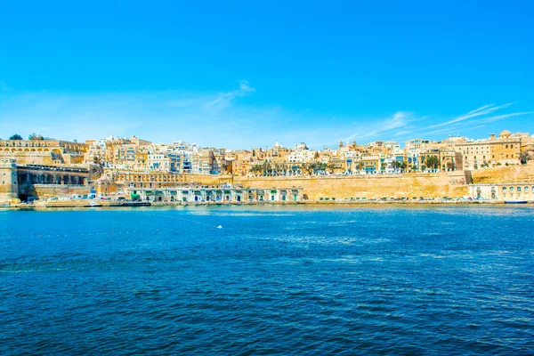 Eski Valletta manzarası eski binalar ve Grand Harbour