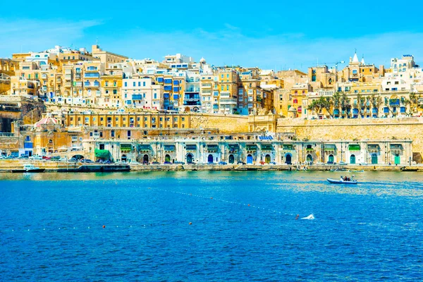 Eski Valletta manzarası eski binalar ve Grand Harbour