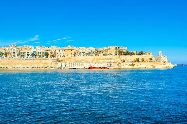 Eski Valletta manzarası eski binalar ve Grand Harbour