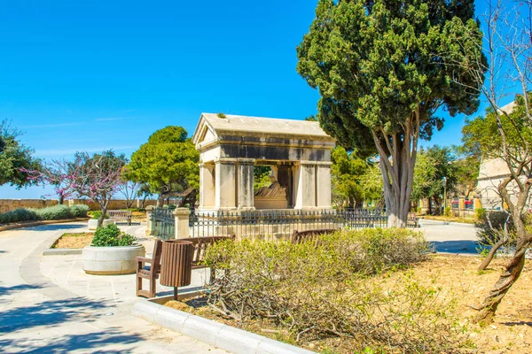 Hastings Gardens 'taki Lord Hastings Anıtı