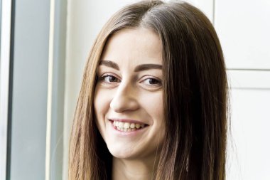 Uzun saçlı esmer güzel yatay portresi