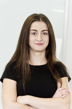 Uzun saçlı esmer güzel dikey portresi