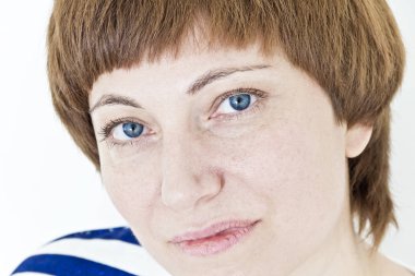 Kızıl saçlı ve mavi gözlü beyaz kadının ciddi bir yüz