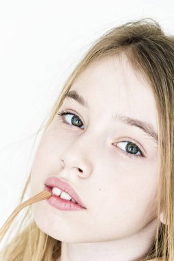 Beyaz duvar büyük gözlü sevimli genç kız