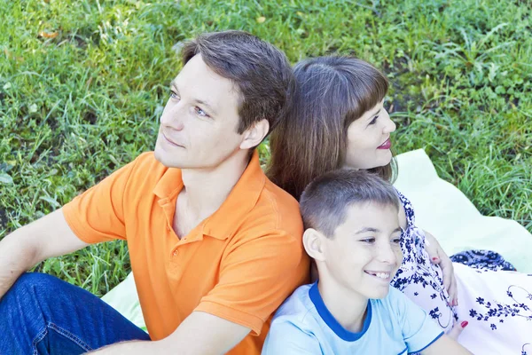 Familia Feliz Con Madre Embarazada Están Sentados Hierba Verde — Foto de Stock