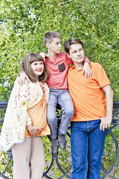 Lycklig Familj Gravid Mor Och Son Med Far Vallen — Stockfoto