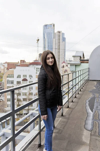 Brünette Frau Schwarzer Bolonjacke Auf Dem Balkon Eines Wolkenkratzers — Stockfoto