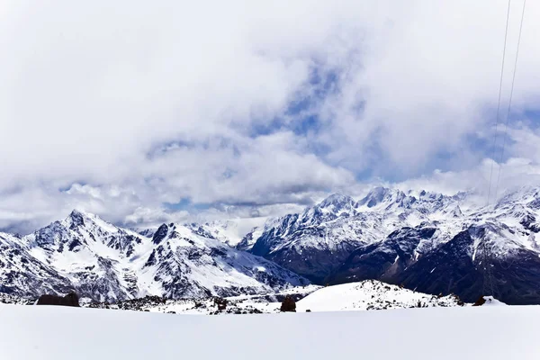 冬季景观与雪山高加索地区在俄罗斯 — 图库照片