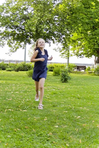 Linda Chica Europea Corriendo Con Pelo Desaliñado Parque Verde —  Fotos de Stock
