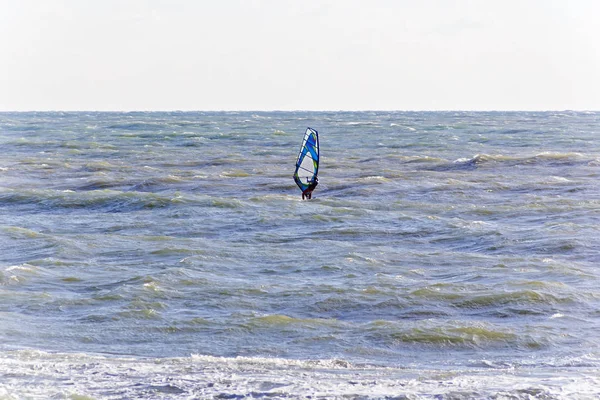 一个冲浪者的水平的相片在开放波涛汹涌的海 — 图库照片