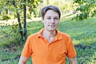 Yatay turuncu yeşil zemin üzerine adam portresi