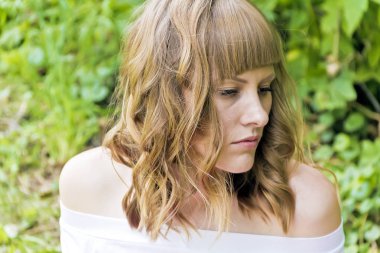 Yatay üzerinde ahşap adam sarı saçlı olan kadın portresi