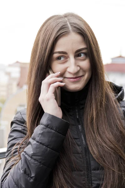 Mulher Está Falando Por Celular Varanda Arranha Céu — Fotografia de Stock