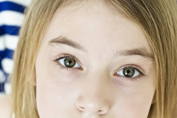 Sarı Uzun Saçları Iri Gözlü Sevimli Genç Kızla — Stok fotoğraf