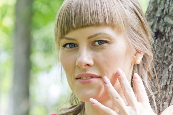 Porträtt Blond Flicka Med Blå Ögon Grön Trä Bakgrund — Stockfoto