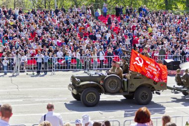 Samara, Rusya - 9 Mayıs 2016: Rus askeri nakliye tarih yıllık Zafer Bayramı geçit töreninde
