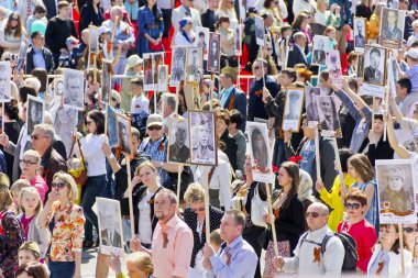Samara, Rusya - 9 Mayıs 2016: Alay ölümsüz alayın insanlarda yıllık zafer günü