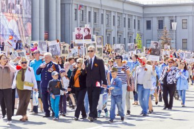 Samara, Rusya - 9 Mayıs 2016: Alay ölümsüz alayın insanlarda yıllık zafer günü